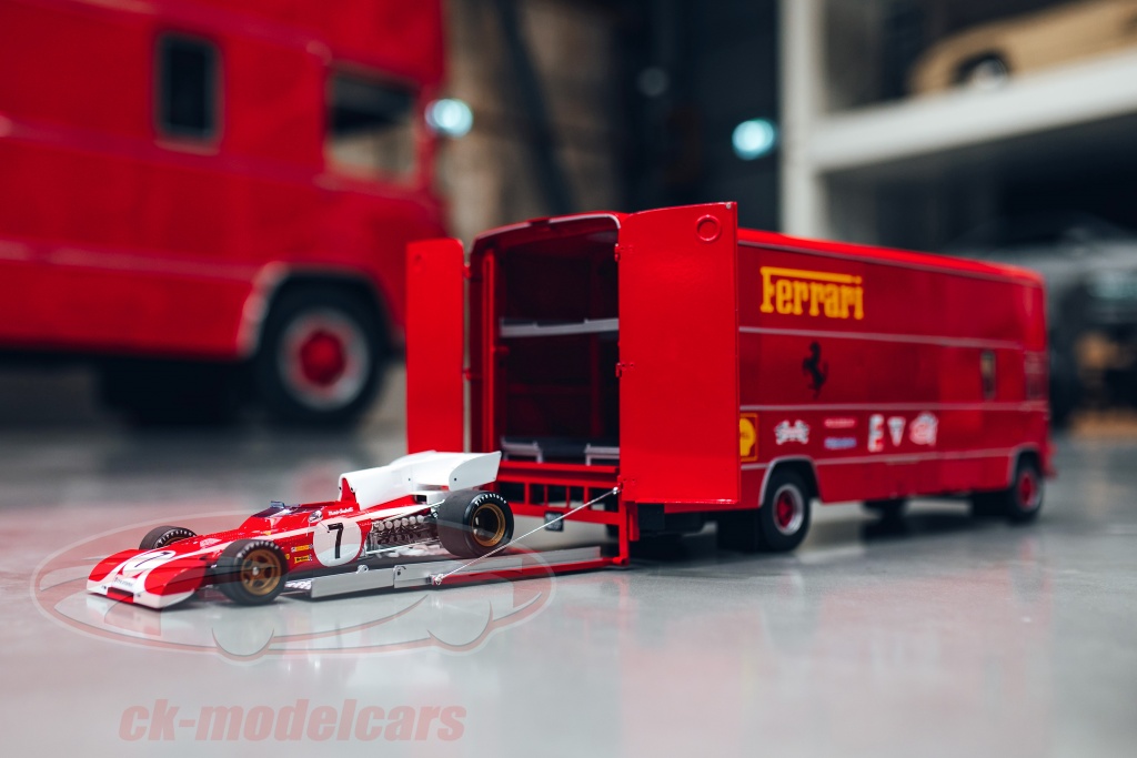 Un camion spécialisé au 1/18 de la scudéria Ferrari. De 1970. Cmr_1_18_om_fiat_150_rolfo_scuderia_ferrari_course
