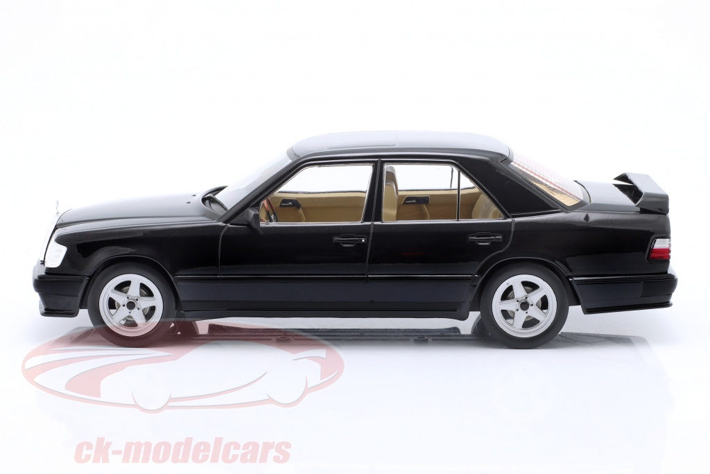Modelcar Group 1:18 Mercedes-Benz W124 Tuning 建設年 1986 黒