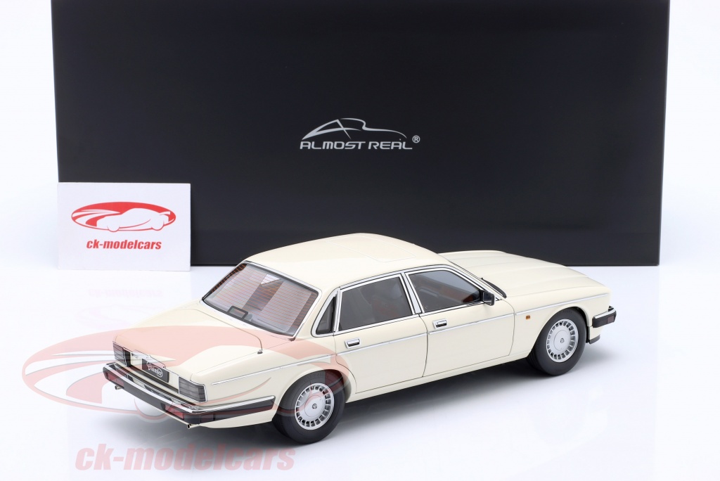 Jaguar Daimler XJ6 XJ40 Modèle de Voiture Blanc 1:18 Almost Real
