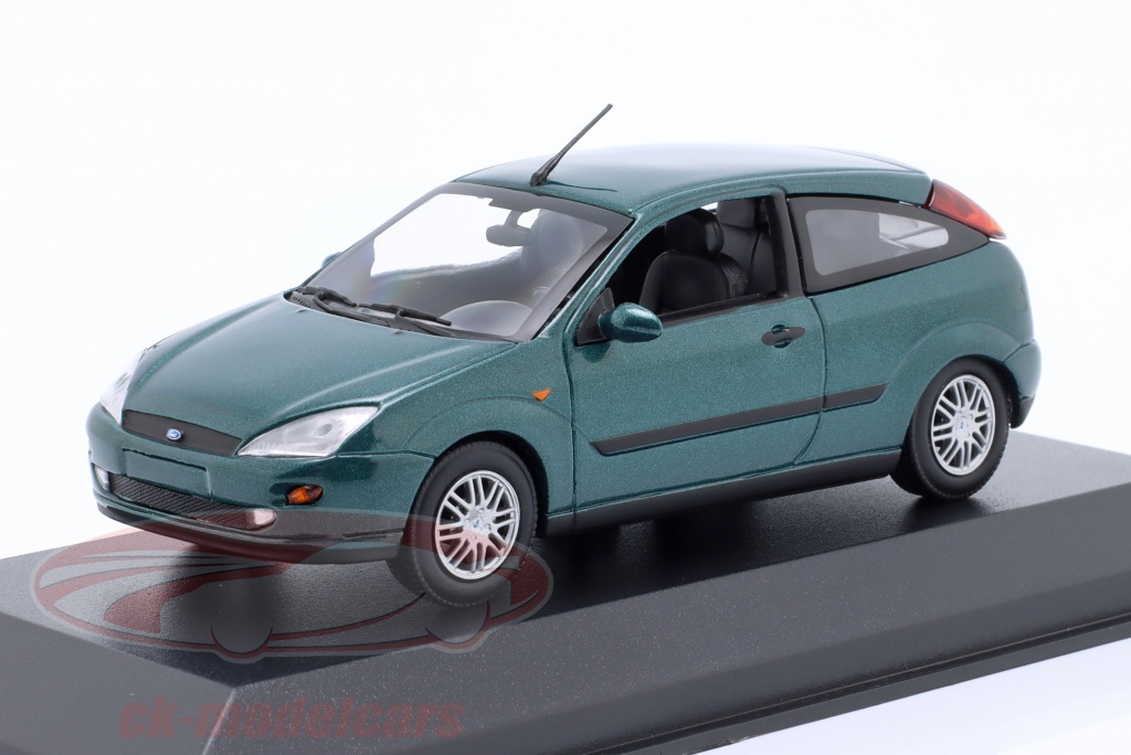 1-43-ford-focus-mk1-2-door-year-1998-green-metallic-minichamps-940087001/