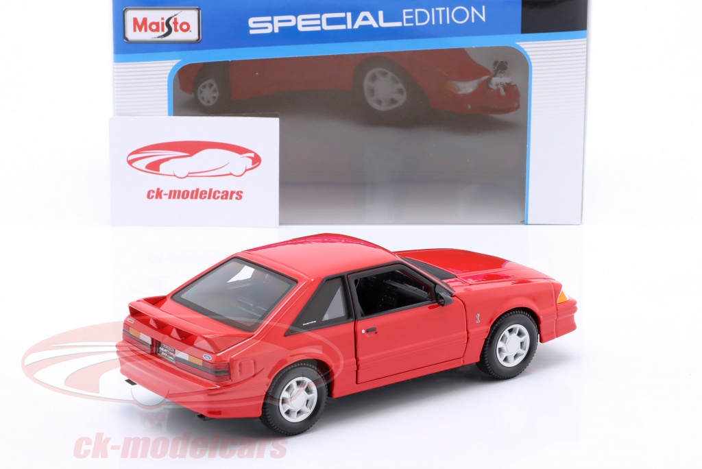 Modelo A Escala Ford Mustang SVT Cobra 1993 - Maisto 1:24, Color Rojo, Die-cast, Ideal Para Coleccionistas