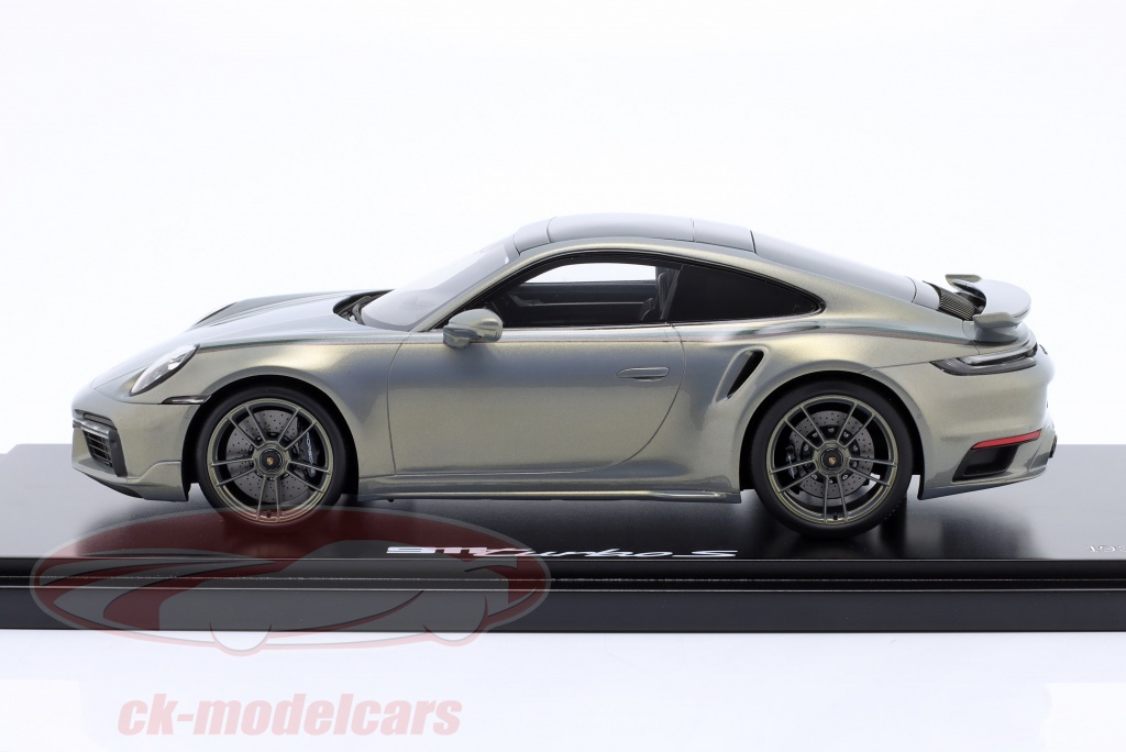 Spark 1:18 Porsche 911 (992) GT3 R Testcar Erlkönig weiß / schwarz