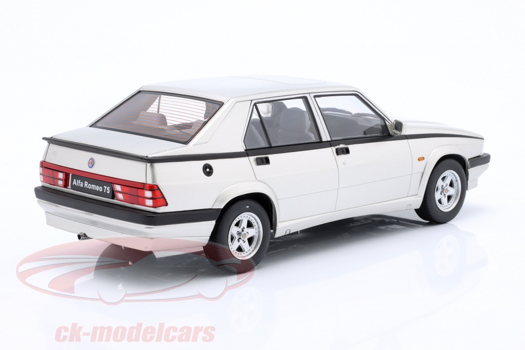 Triple 9 1800472 Alfa Romeo 75 1988 Argent 1/18