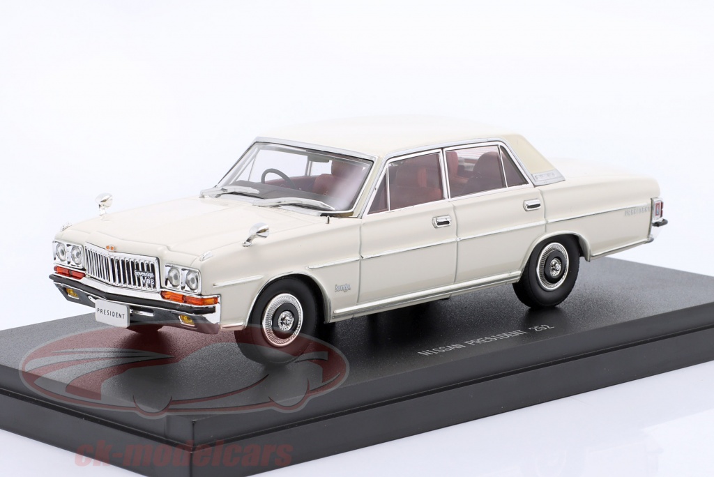 Voitures, camions et fourgons miniatures marrons Nissan
