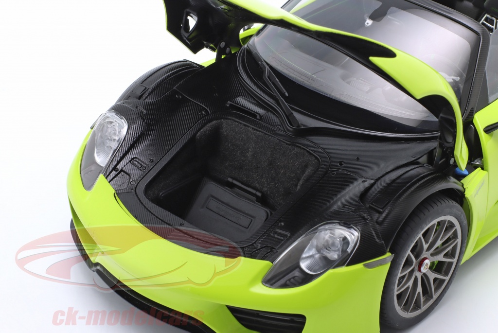 Spark Modellauto Porsche 918 Spyder Weissach - 1:18, Schwarz/rot