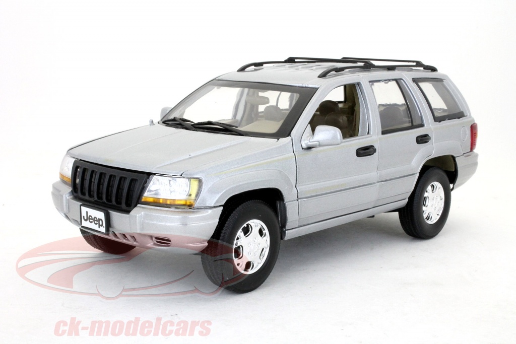 2005y ジープ グランドチェロキー 1/18ミニカー Maisto (マイスト
