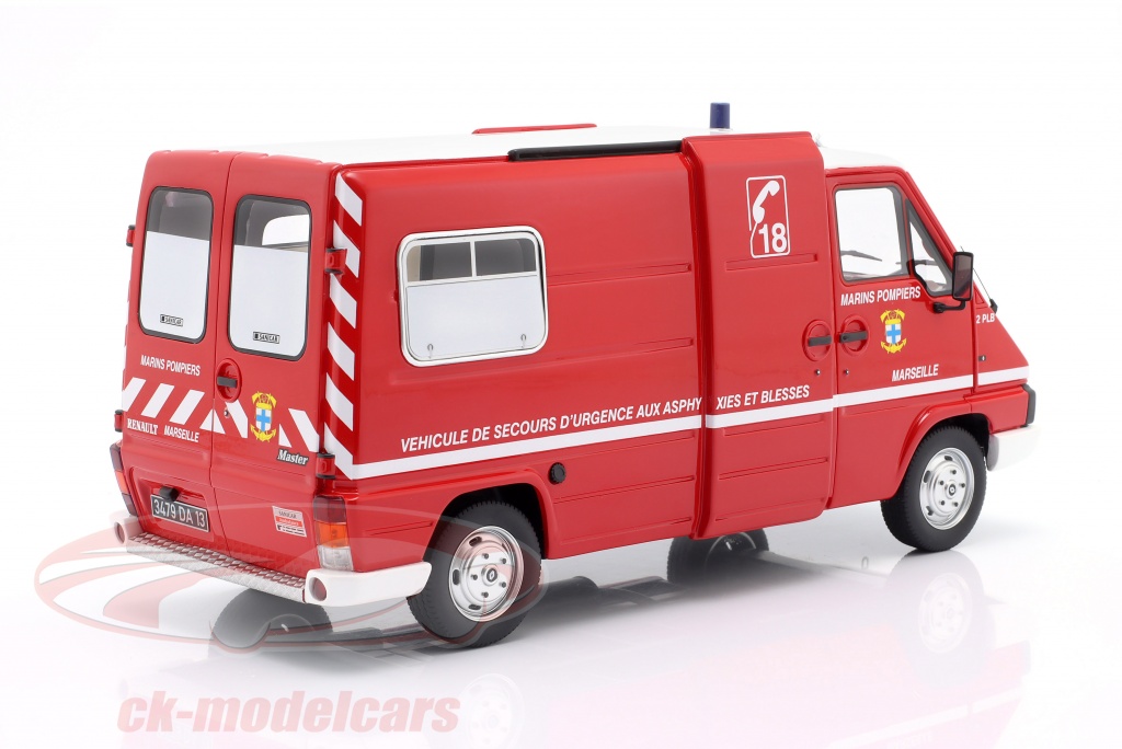 A collectible scale model Renault 18 TS Break from Altaya