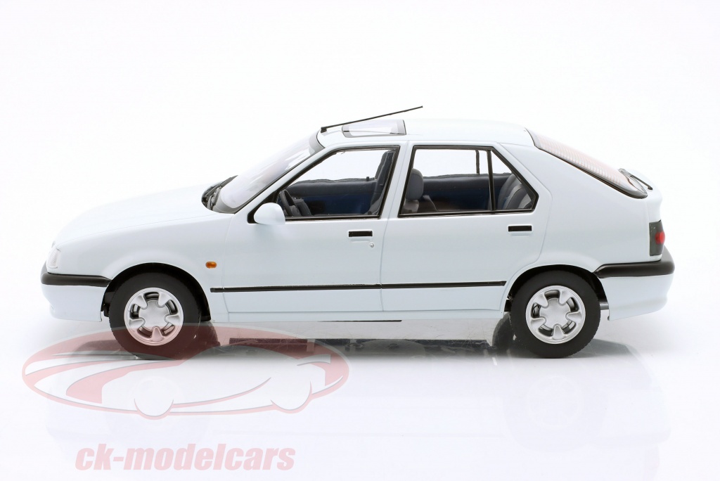 RENAULT 19 - R19 berline blanc 1/18 phase 2 Triple 9 T9