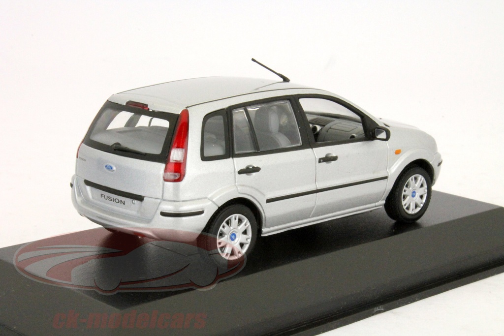 Minichamps 1/43 – Ford Fusion 2002 Bleu Foncé – Modèle Réduit Diecast – Neuf