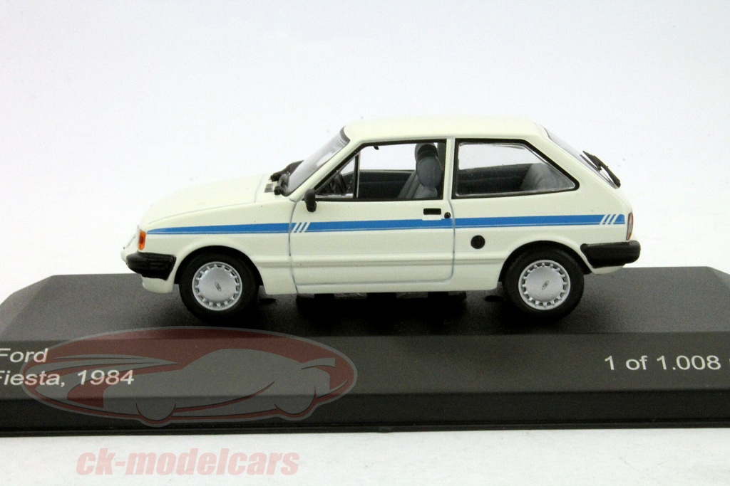 Blauer Ford Fiesta 1