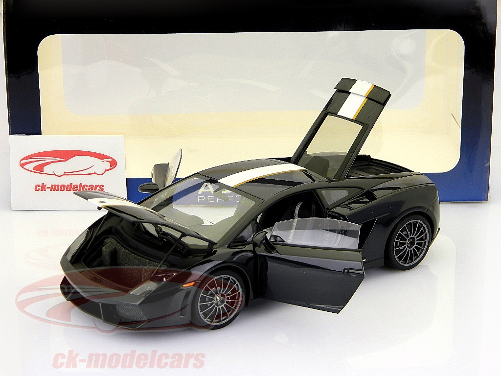 The 1/18 Lamborghini Gallardo LP570-4 Superleggera from AUTOart, a review by
