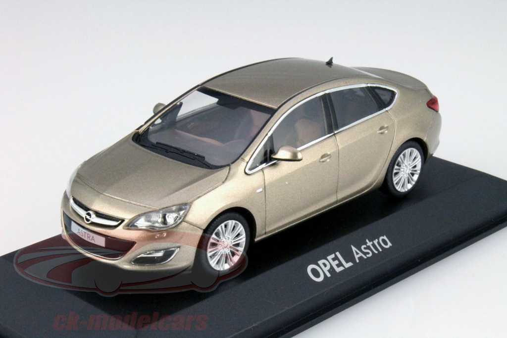 Minichamps 1/43 – Opel Astra 2012 – Beige Métal – Modèle Collection
