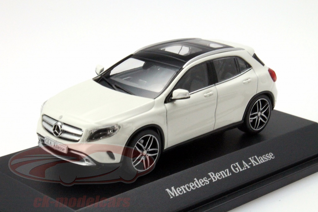 Schuco 1:43 メルセデス·ベンツ GLA-クラス X156 巻雲 白 完成モデル 
