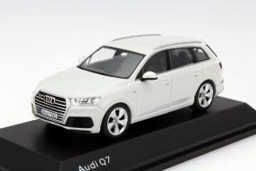 Neuer Audi Q7 als Modellauto im Maßstab 1:43