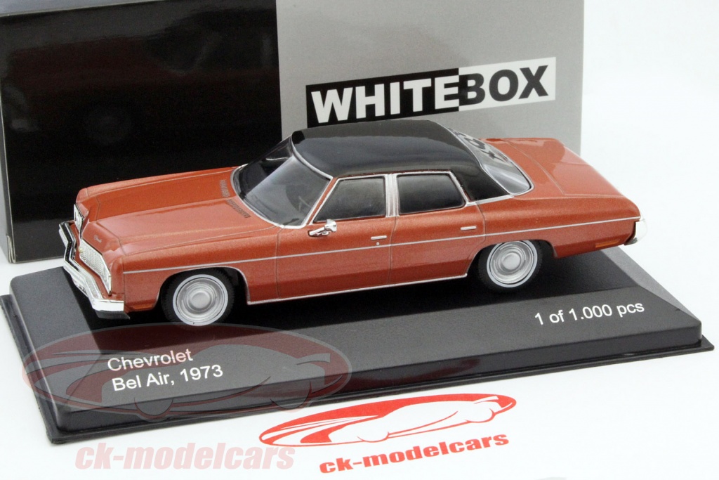 WhiteBox 1:43 Chevrolet Amazona Année 1963 rouge foncé / blanc WB109